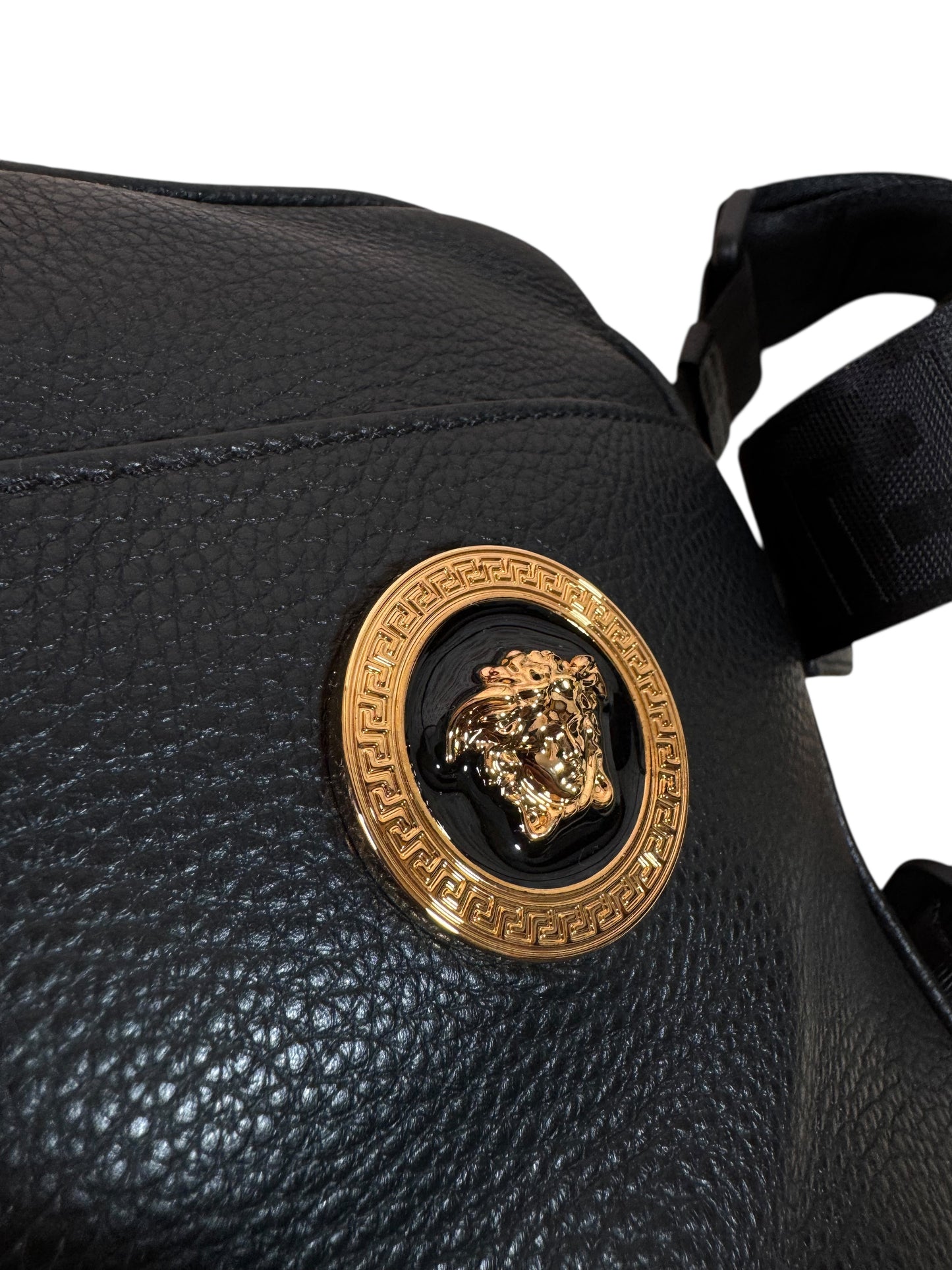 Borsa a tracolla Versace in pelle nera con Medusa dorata