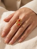 Anello regolabile dorato con fiori e cabochon rossi