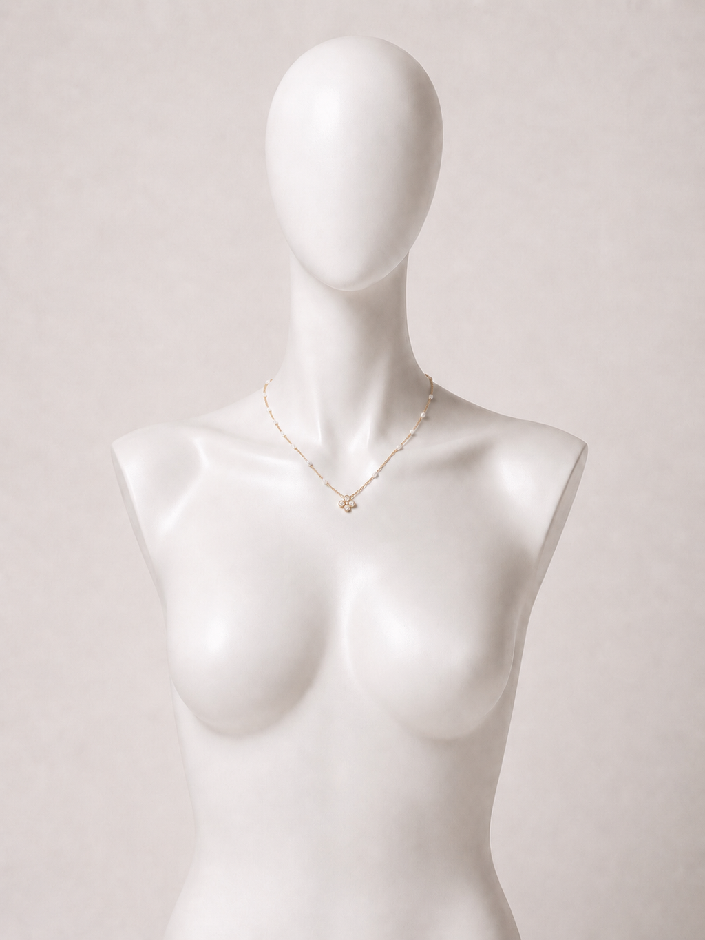 Collana dorata con fiore, cristalli e dettagli bianchi