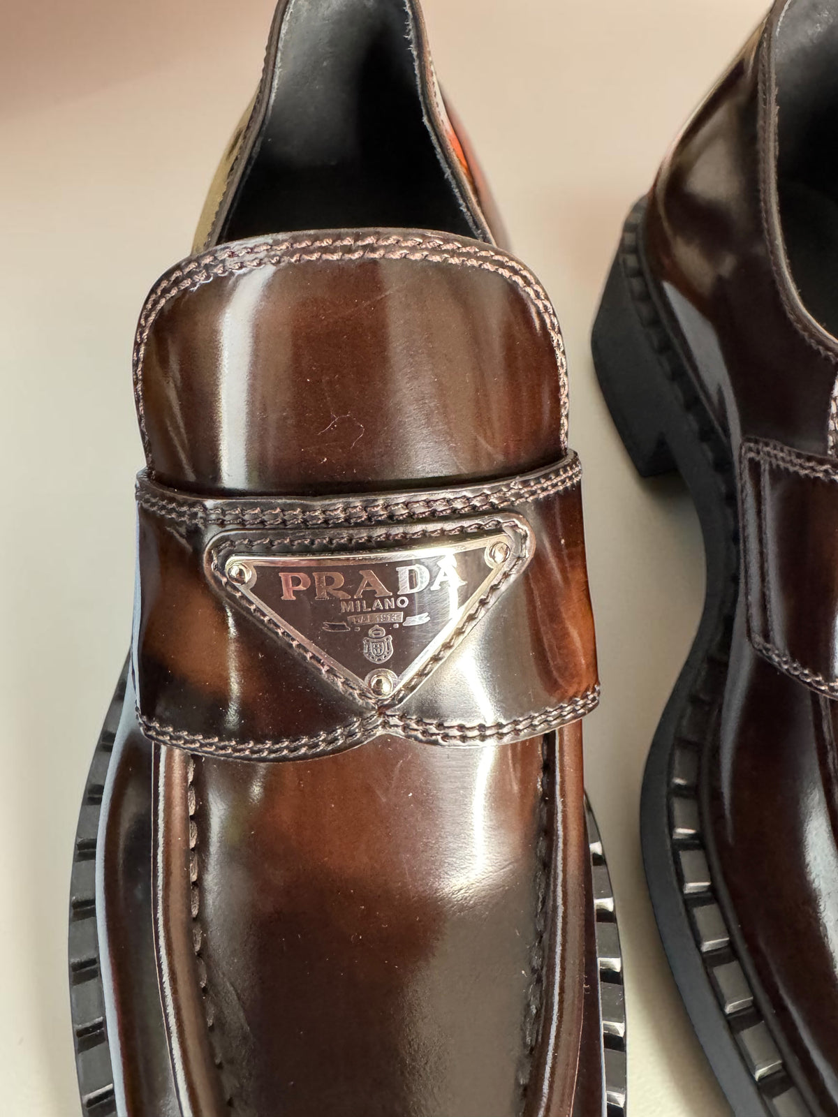 Prada mocassini in pelle marrone lucida con logo triangolare taglia 38