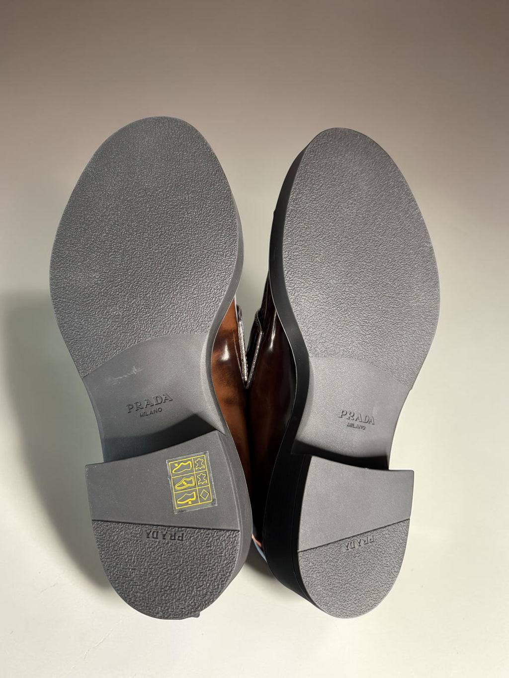 Prada mocassini in pelle marrone lucida con logo triangolare taglia 38