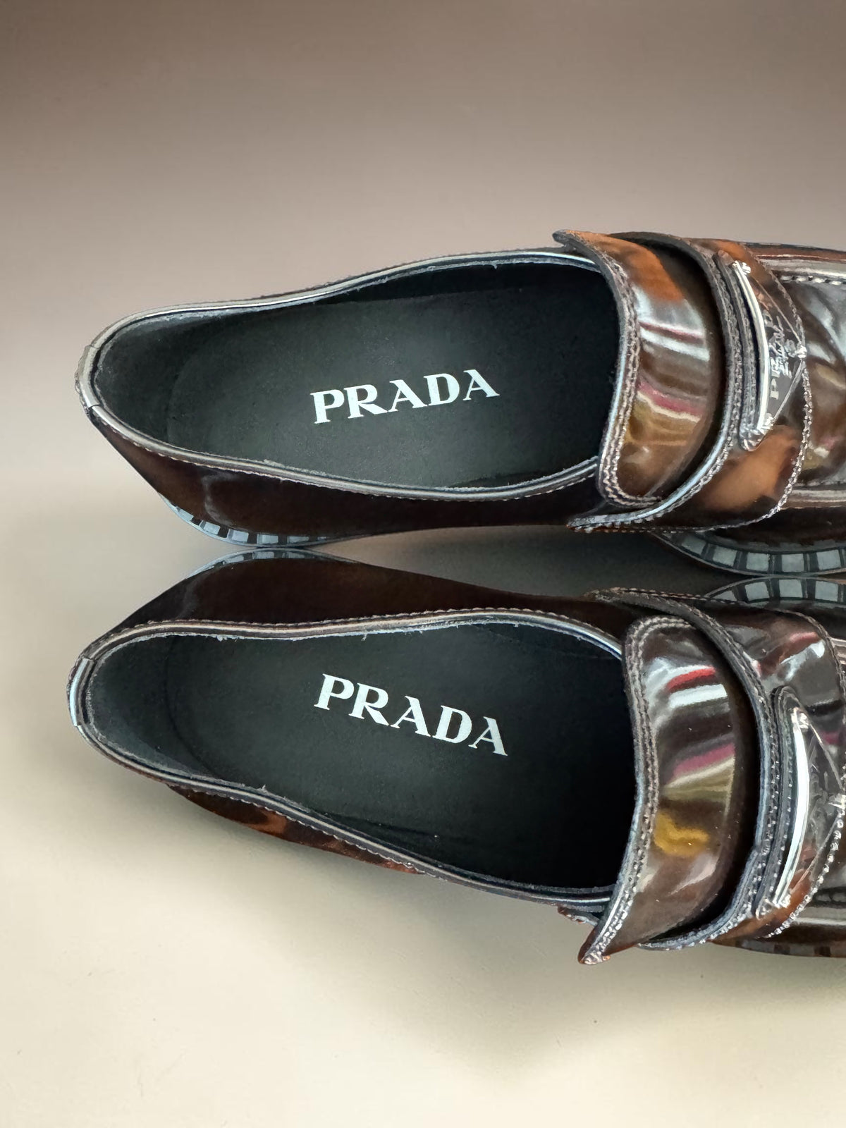 Prada mocassini in pelle marrone lucida con logo triangolare taglia 38