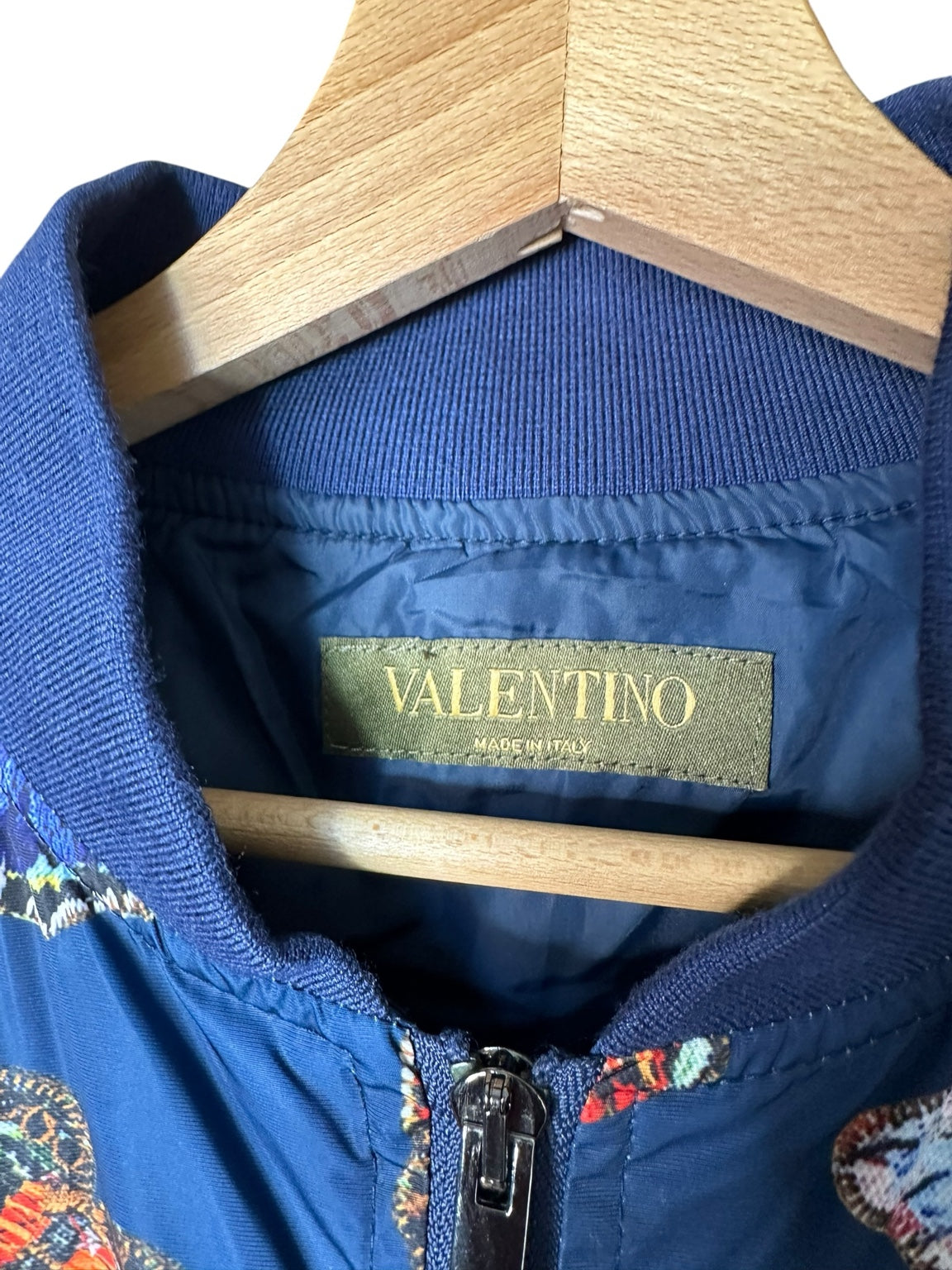 Bomber uomo Valentino blu con farfalle multicolore