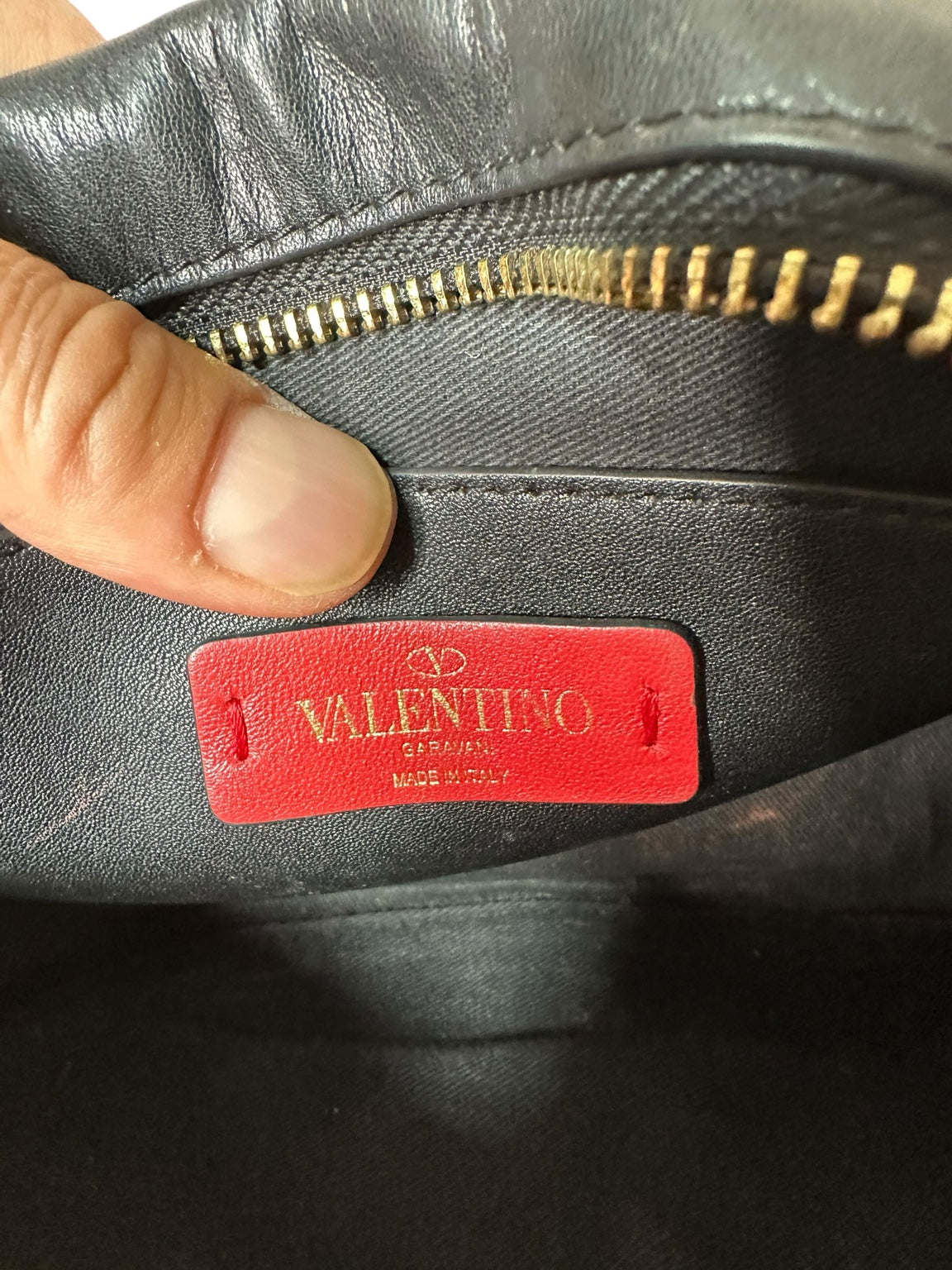 Borsa Valentino Garavani VLTN nera con tracolla borchiata