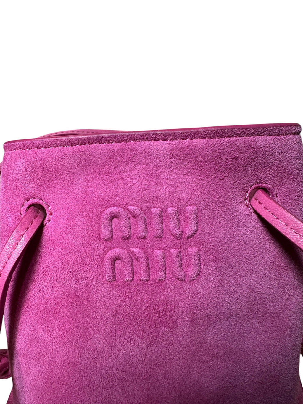 Logo frontale Miu Miu tono su tono