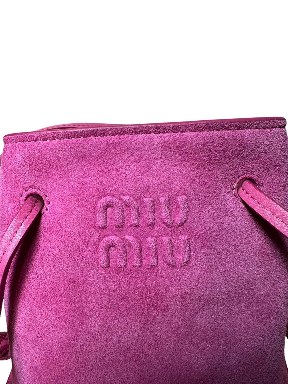 Logo frontale Miu Miu tono su tono