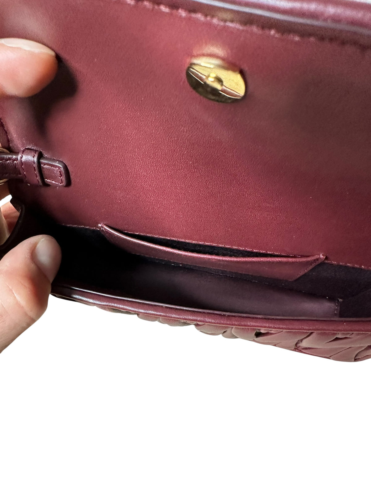 Interno della mini borsa Miu Miu bordeaux