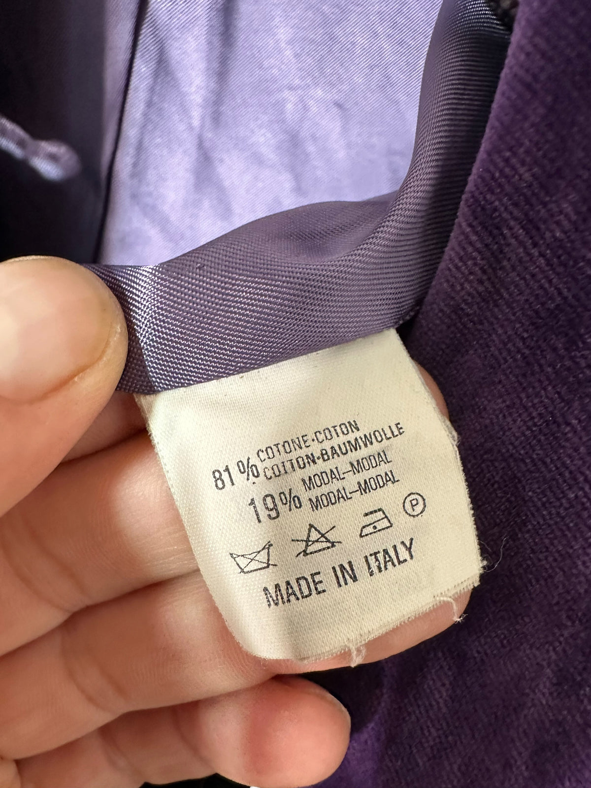 Blazer vintage Oliver Valentino in velluto viola – composizione
