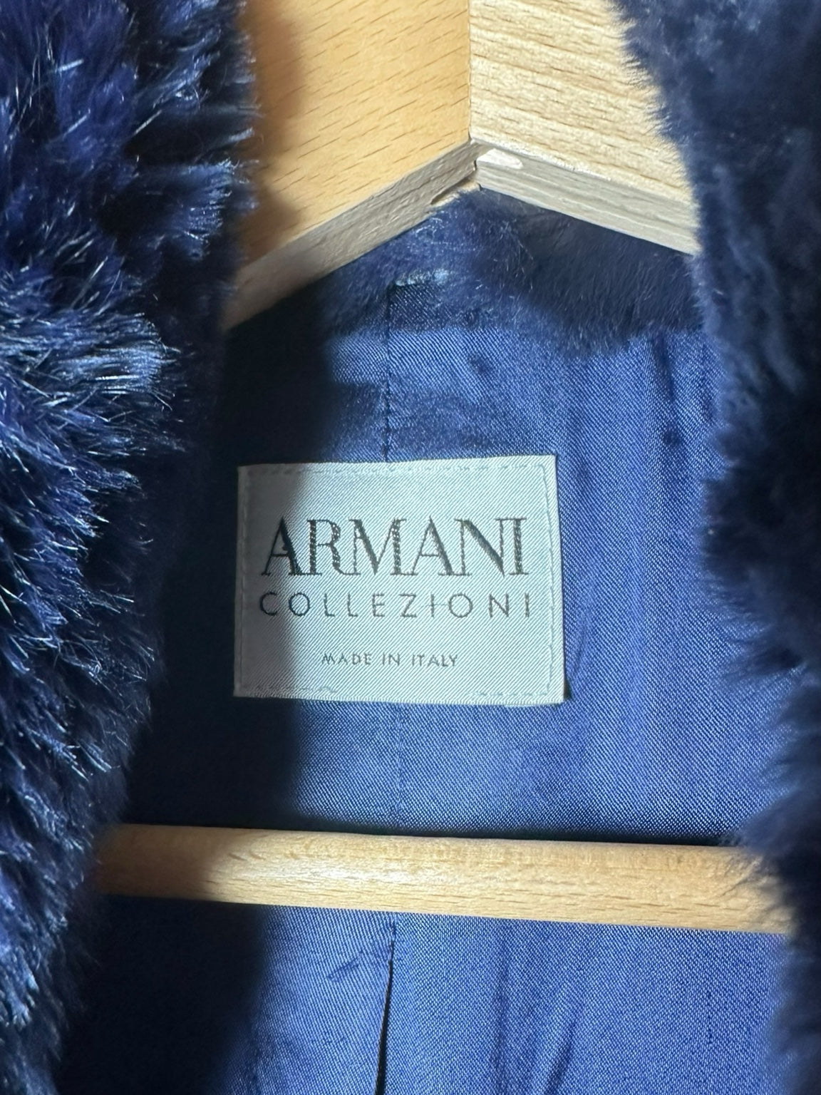 Cappotto Armani Collezioni blu scuro con collo in pelliccia rimovibile