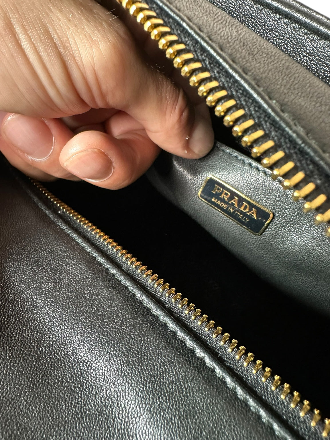 Prada Tote Explore – dettaglio logo interno