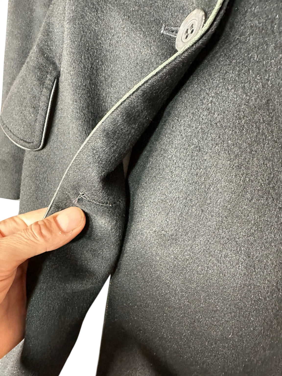 Cappotto Antonio Berardi nero sagomato con profili a contrasto