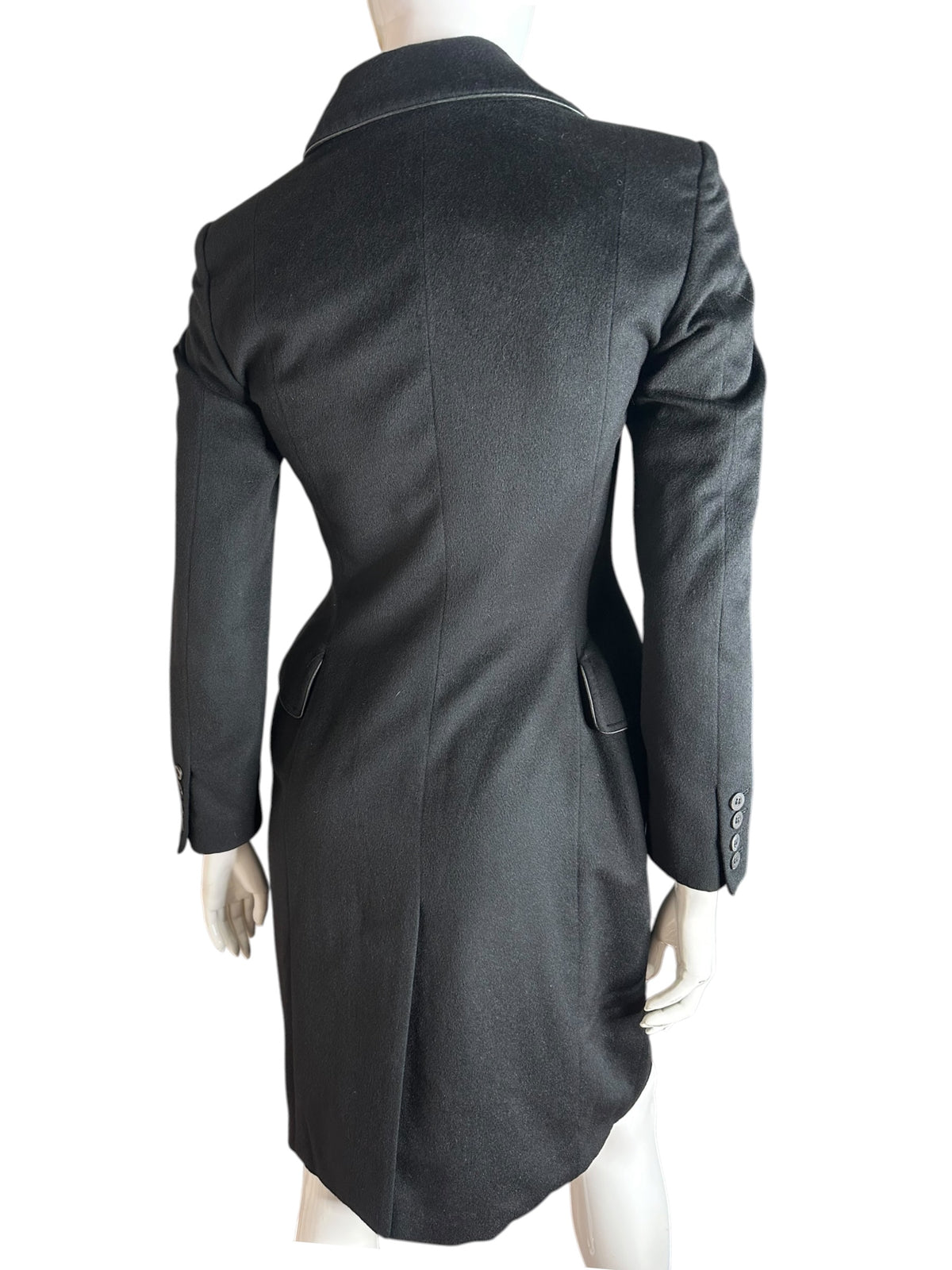 Antonio Berardi – retro e dettagli del cappotto nero
