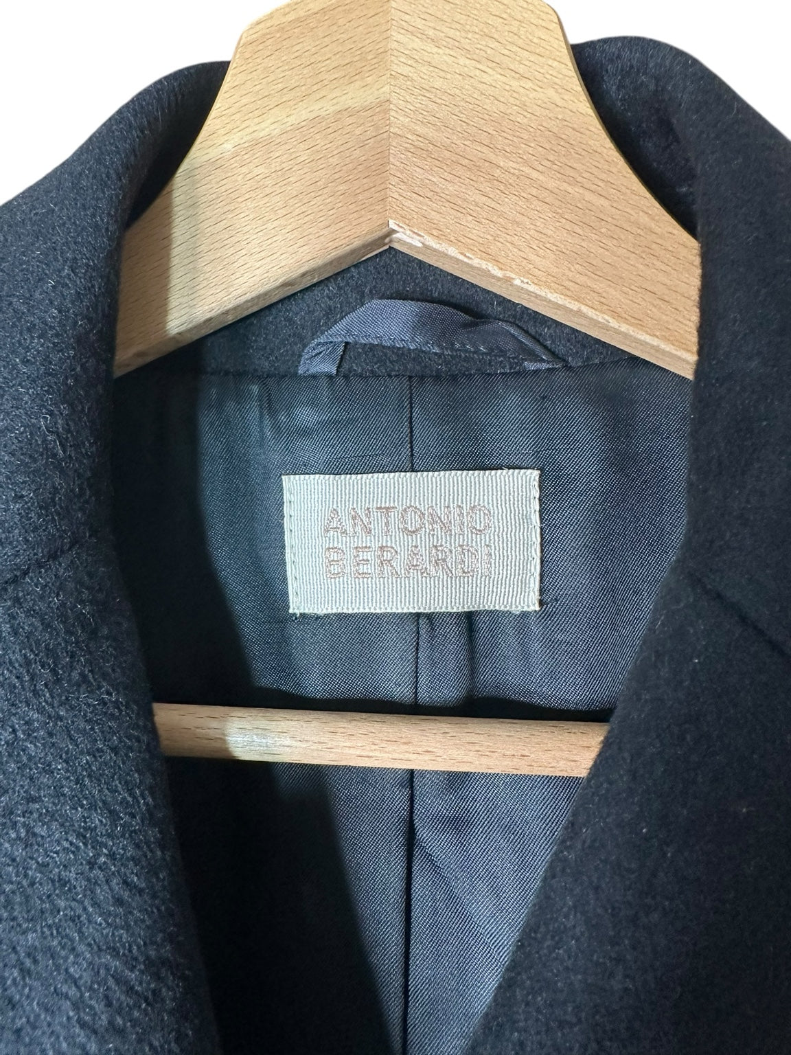 Antonio Berardi – retro e dettagli del cappotto nero