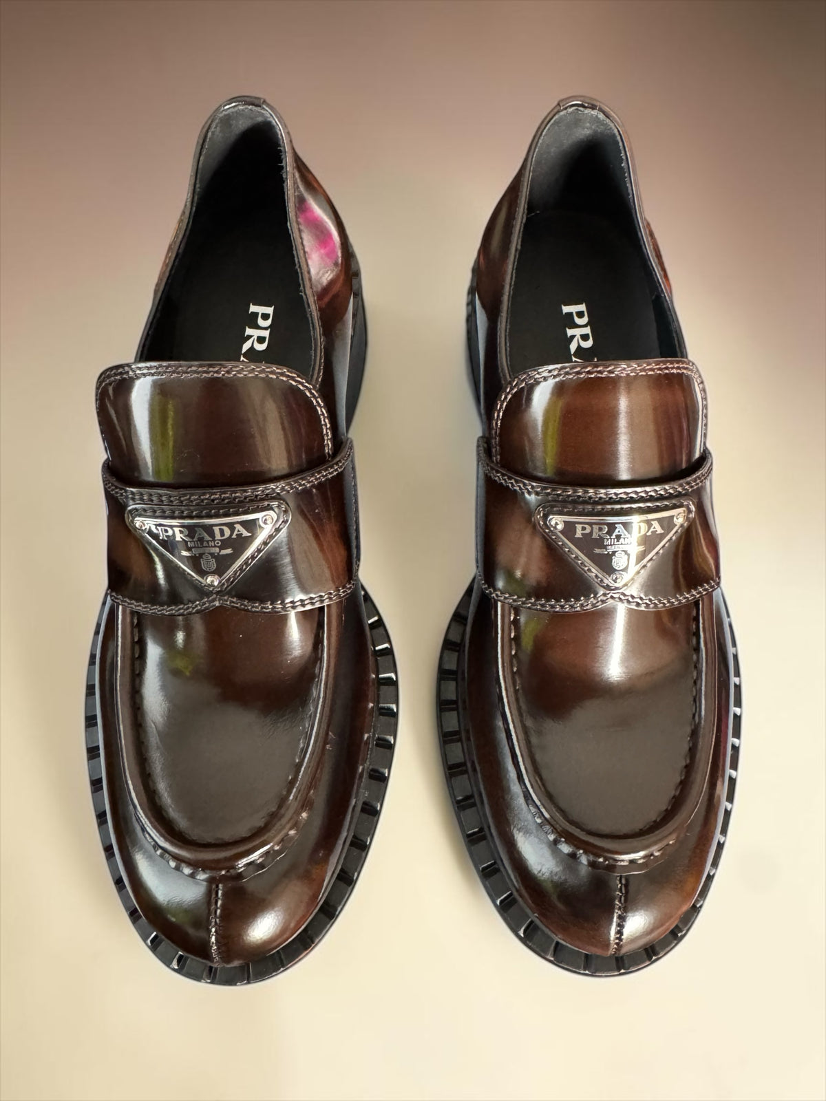 Prada mocassini in pelle marrone lucida con logo triangolare taglia 38