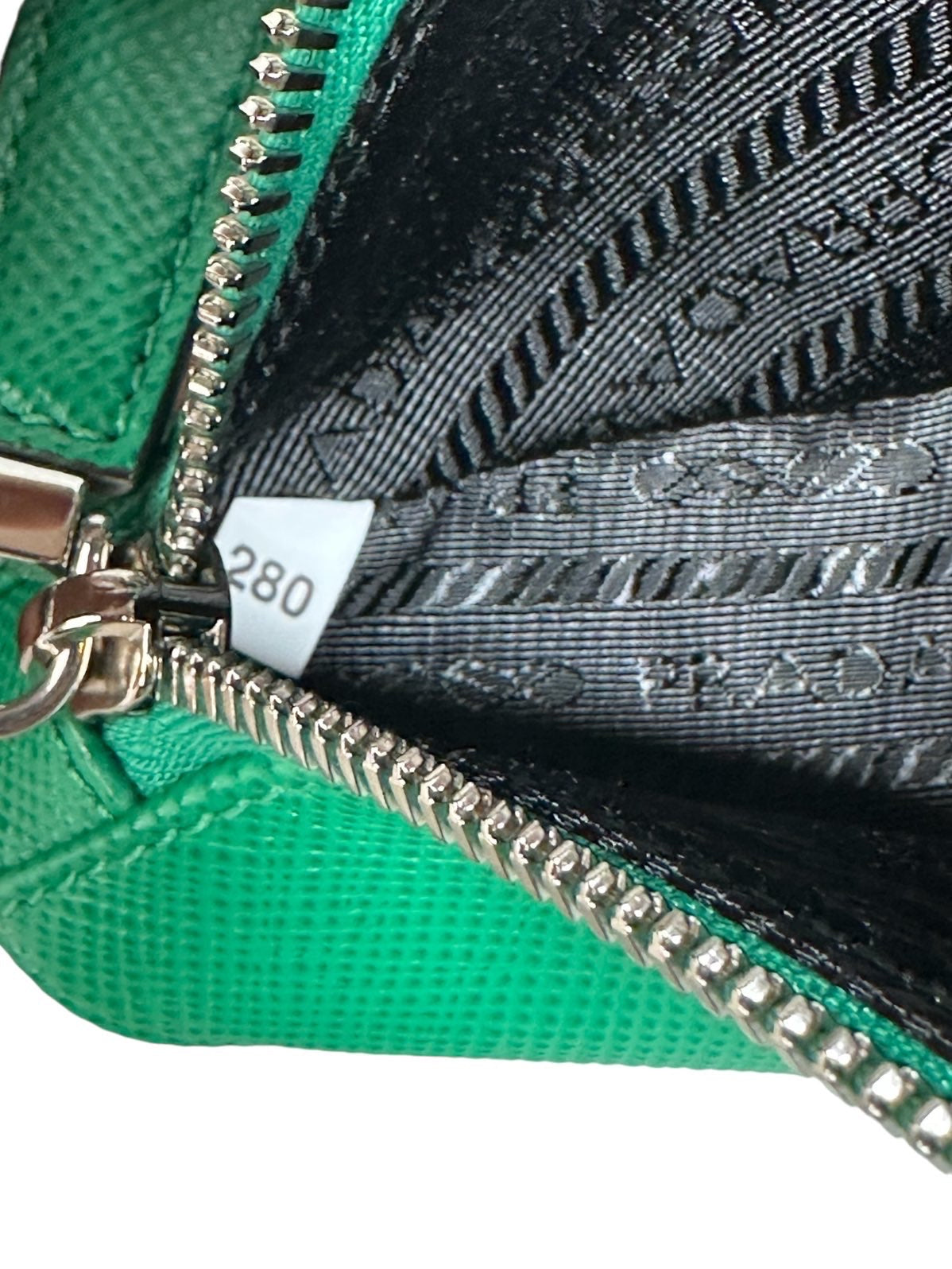 Prada borsa in pelle a triangolo.