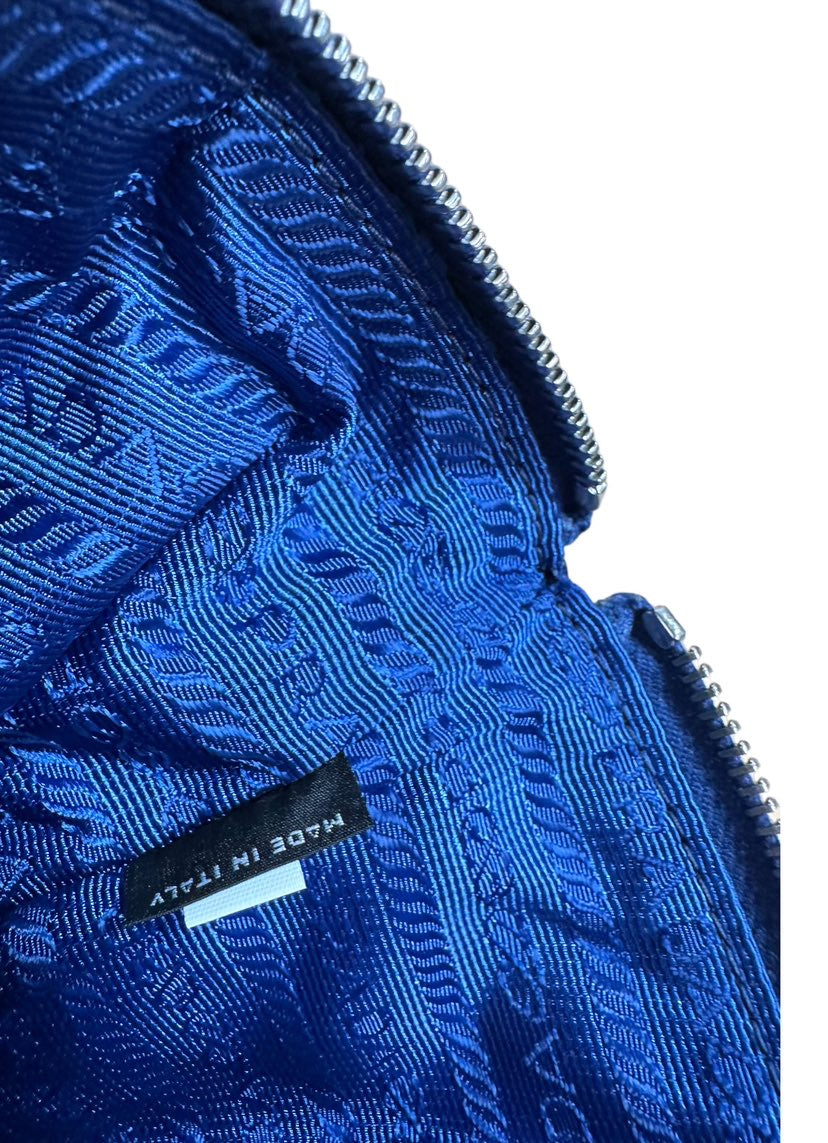 Prada porta telefono in nylon.
