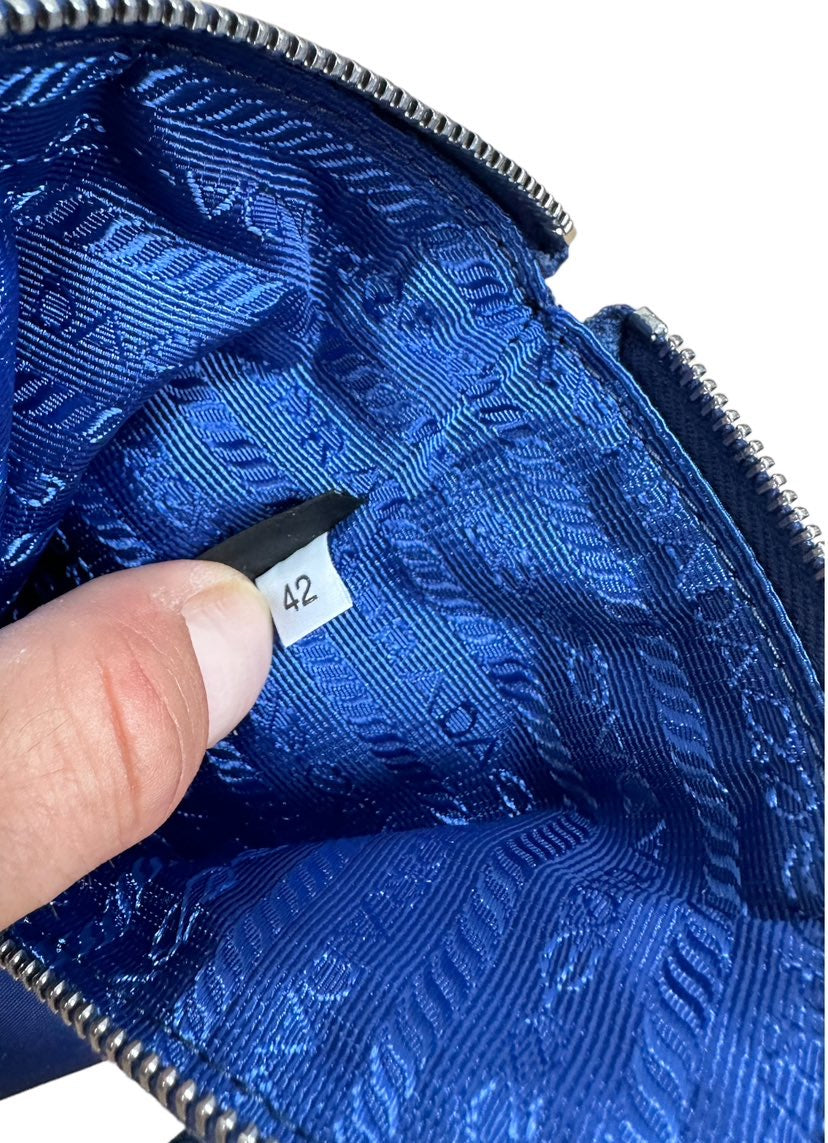 Prada porta telefono in nylon.
